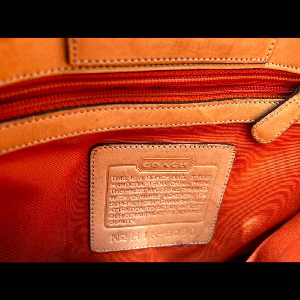Coach signature tote bag, very good condition. Great for weekends and traveling